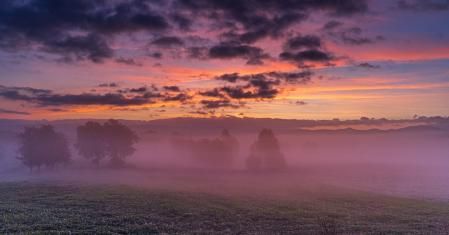 Amanecer entre nieblas en Vic.