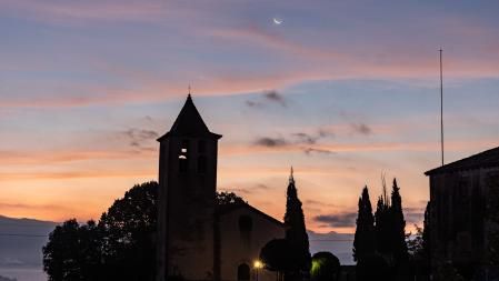 La Luna y Venus al amanecer en el cielo de Manlleu.