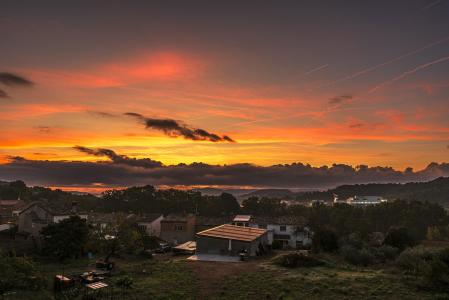 Amanecer encendido en Sant Quintí de Mediona.