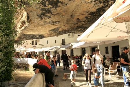 Ambiente familiar en Setenil de las Bodegas.