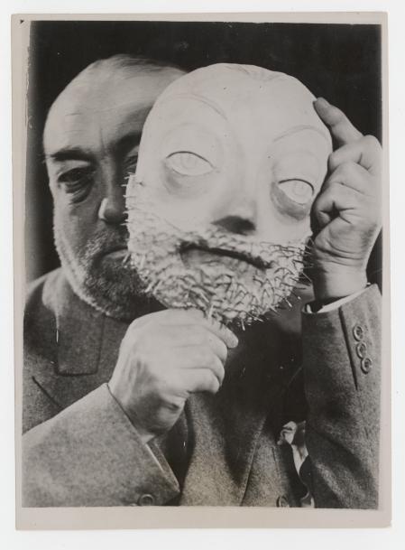 Paul Poiret con una máscara, 1931