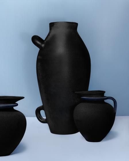 Cerámicas negras del despacho georgiano Room Studio, fundado por Nata Janberidze y Keti Toloraia