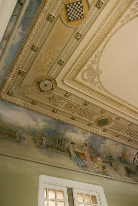 Pinturas alegóricas en la antigua sala de juegos de la casa, donde ahora hay un bar