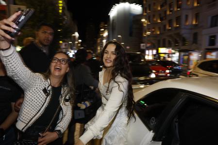 La artista Rosalía a su llegada a Callao en una aparición sorpresa para presentar su cuarto álbum, este lunes en Madrid