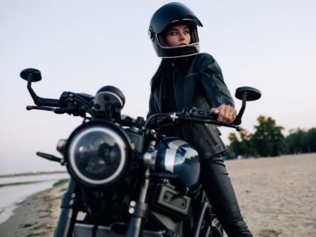 Equípate con los mejores accesorios contra el frío cuando vayas en moto este otoño