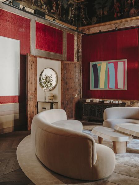 El techo del salón, a seis metros, con frescos protegidos y cuadro de Charles Hinman