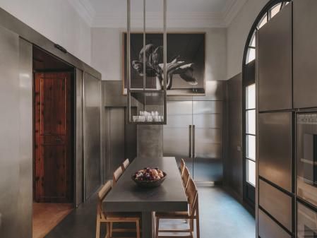En la cocina, hecha a medida, de acero inoxidable y diseño industrial, una fotografía de María Espeus