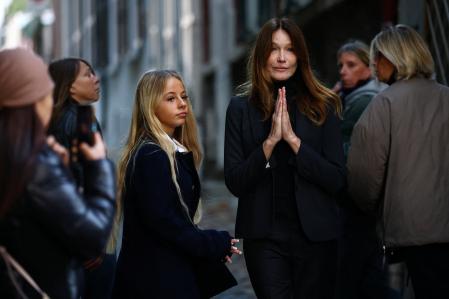 Carla Bruni y su hija Giulia Sarkozy acompañaron al expresidente cuando salía hacia la cárcel&nbsp;