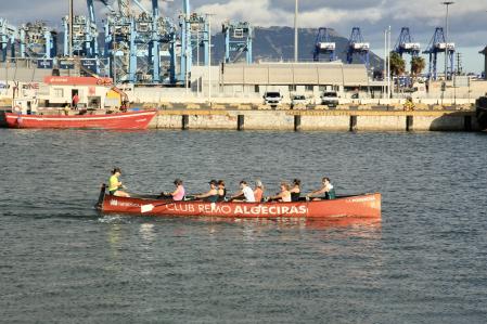 Tarde nublada de otoño en el puerto de Algeciras.