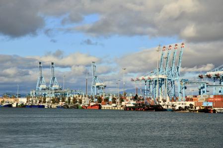 Tarde nublada de otoño en el puerto de Algeciras.