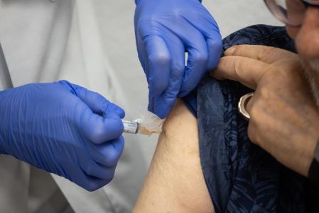 Una mujer se vacuna durante el inicio de la campaña de vacunación de la gripe