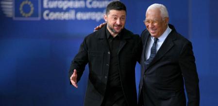 El presidente del Consejo Europeo, António Costa, y el presidente ucraniano, Volidir Zelenski, llegan a la cumbre del Consejo Europeo (NICOLAS TUCAT / AFP)