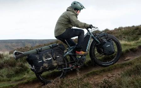 La robusta bici eléctrica de montaña con la que podrás llevar todo tu equipamiento de acampada.