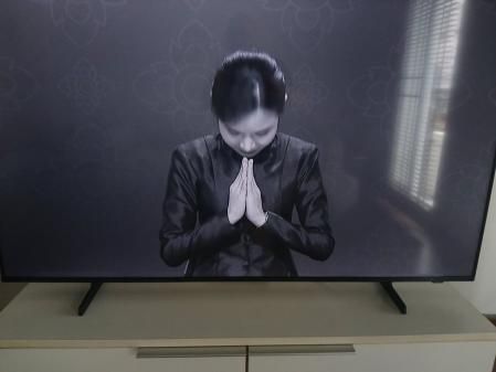 El canal público Thai PBS 3 está dando la noticia en blanco y negro. Se pide a los tailandeses que vistan de oscuro durante tres meses.