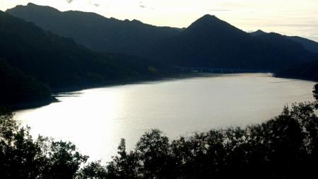 La luz plateada del pantano de la Baells.