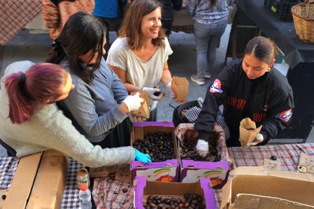 Visitantes compran castañas en la feria de Viladrau