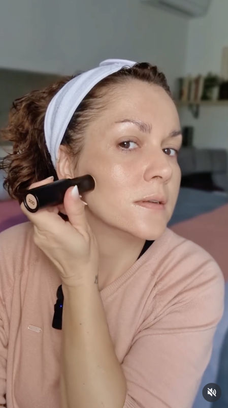 Esther Gaya aplica la base Mate Stick de Deliplus