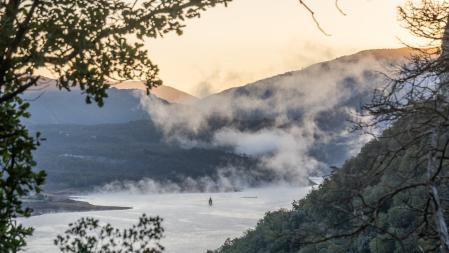 El humeante pantano de Sau.