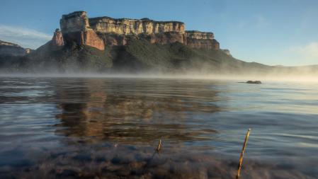 El humeante pantano de Sau.