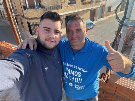 Santiago Carpintero junto a su padre