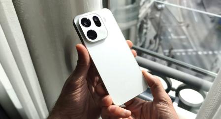 Vista trasera del Oppo Find X9 Pro, que recuerda al antiguo Find X5 Pro.