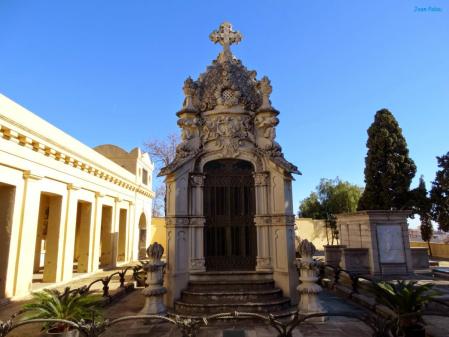 Uno de los panteones modernistas del cementerio de Els Caputxins de Mataró .