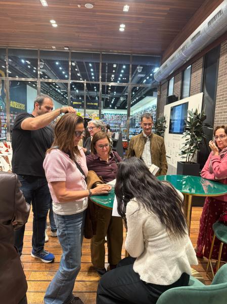 La autora estuvo firmando ejemplares de su libro a todos aquellos que se acercaron a su presentación