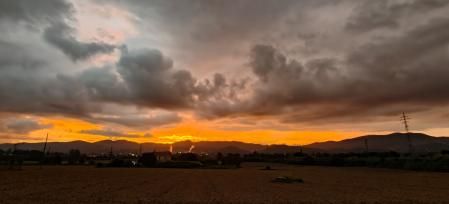 El cielo encendido de los campos de Mollet.