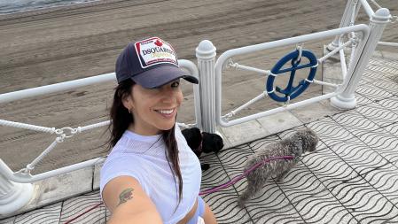 Irene Junquera, periodista y presentadora, de paseo junto a sus perros.