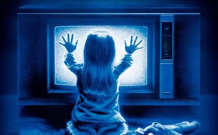 Tendrías que mirar la tele tan de cerca como la niña de 'Poltergeist'.