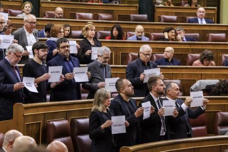 Protesta de los diputados de Sumar contra Mazón y el PP en la sesión de control de ayer en el Congreso 