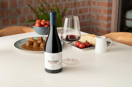 Combina muy bien con carnes rojas y estofados, así como con un risotto o una buena tabla de quesos 