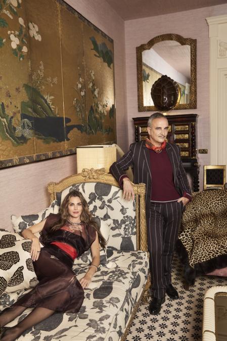 Los amigos en un sofa Luís XVI. Amaia con falda y top de Pedro del Hierro, medias de Calzedonia y salones de Jimmy Choo. Collar, anillo y pulsera Clash de Cartier. Lorenzo lleva reloj Tank, de Cartier<br>
