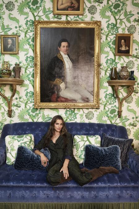 Traje de Simorra y botas de ante de Max Mara. Collar, pendientes y anillo Panthère de Cartier en oro amarillo y blanco con ónix, laca negra, granates tsavorita y diamantes.<br>Detrás, un cuadro del pintor Antonio María Esquivel&nbsp;