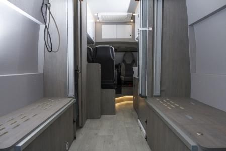 Una polivalente cámper pensada para cuatro personas: su baño aparece y desaparece como por arte de magia.