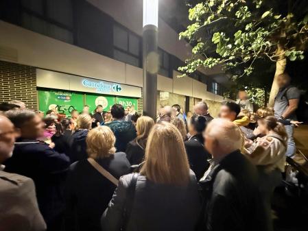 Reunión de la concejala Núria Moreno con los vecinos de la plaza de la Coca .