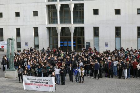 El colectivo Itaia Iruñerria durante una concentración en la tarde de este miércoles en la Plaza de la biblioteca de la UPNA para denunciar la violación de una mujer en el marco de la fiesta de la carpa universitaria