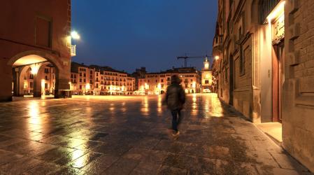 Amanecer otoñal en la Plaça del Mercat de Vic.