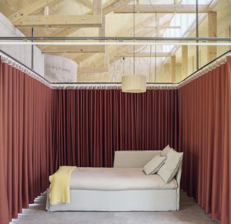 Una estructura suspendida con cortina perimetral permite dar privacidad a la zona de estar en posición central