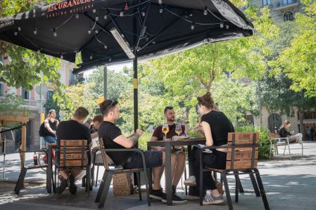Un grupo de amigos se reúne en una terraza de Barcelona 