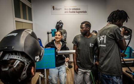 La profesora enseñando a sus alumnos