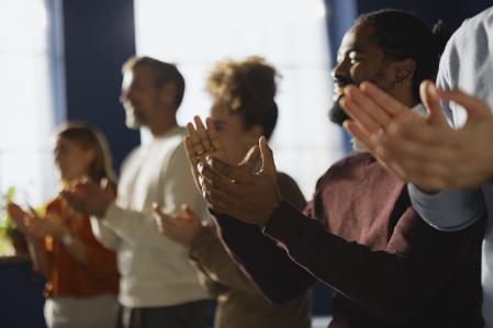 El reconocimiento, como plantea Puig, es también una forma de cuidado emocional. 