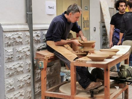 Performance de fango en el Festival Brots Empordà 25.