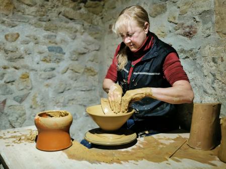 Performance de fango en el Festival Brots Empordà 25.