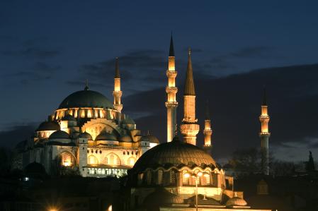 Mezquita de Solimán en la noche de Estambul