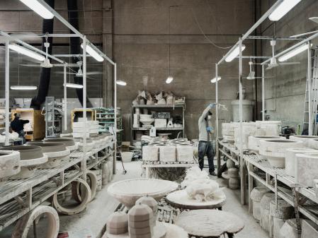 En su taller de Rubí, Xavier Mañosa ha pasado del legado familiar a la experimentación radical