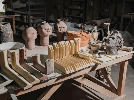 “Hay piezas a las que les tengo cariño, pero no puedo guardarla toda la vida, aunque algunas las indulto: las tiro al contenedor y si sobreviven tres veces sin romperse, se queda”, explica Mañosa