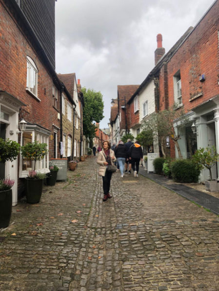 Petworth, con calles empedradas y tiendas independientes.