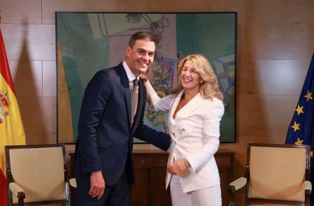 El socialista Pedro Sánchez con su socia de gobierno, Yolanda Díaz, líder de Sumar, antes de la investidura del 2023