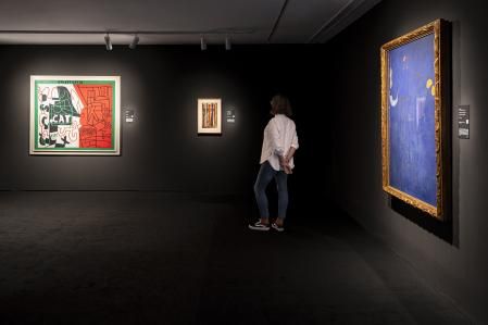 Algunos de los cuadros que dialogan con los vídeos de Akomfrah&nbsp;